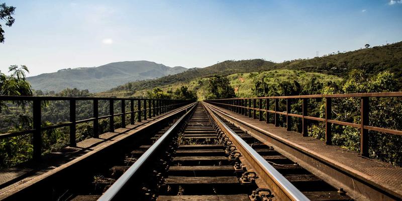 白云石地质成因分类解析：原生沉积、成岩交代与热液矿床的识别标志及其工业价值