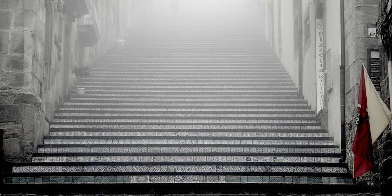 白云石质耐火材料在钢铁冶炼中的性能优化与寿命延长策略：冶金原料与矿物供应的关键作用